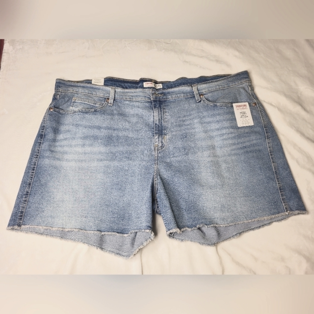 Levi's High Rise Blue Jean Shorts. Plus Sized 28W.